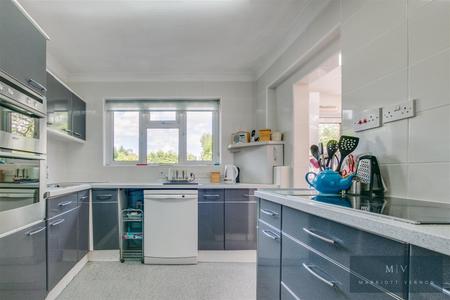 4 bedroom Bungalow for sale in Mountwood Close, South Croydon