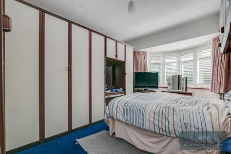 4 bedroom Bungalow for sale in Mountwood Close, South Croydon
