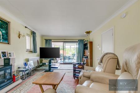 4 bedroom Bungalow for sale in Mountwood Close, South Croydon
