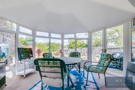 4 bedroom Bungalow for sale in Mountwood Close, South Croydon