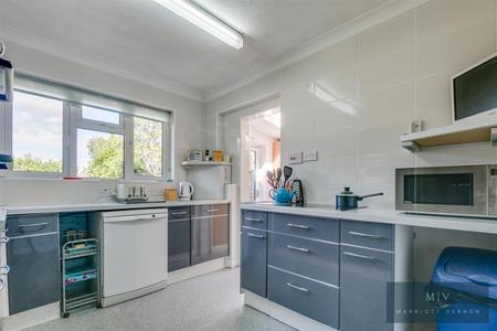 4 bedroom Bungalow for sale in Mountwood Close, South Croydon
