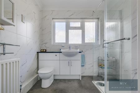 4 bedroom Bungalow for sale in Mountwood Close, South Croydon
