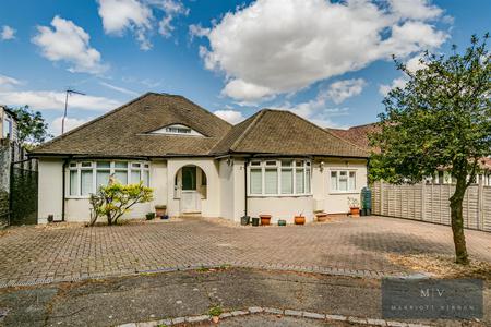 4 bedroom Bungalow for sale in Mountwood Close, South Croydon