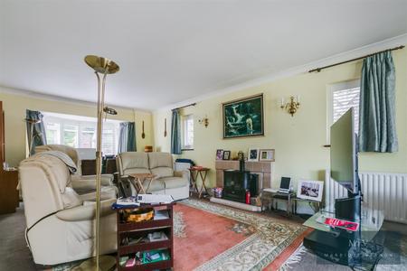 4 bedroom Bungalow for sale in Mountwood Close, South Croydon