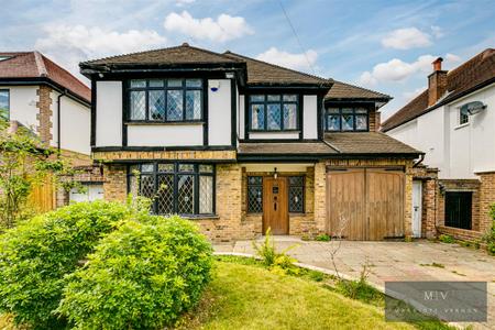 4 bedroom Detached house for sale in North Down, Sanderstead, CR2