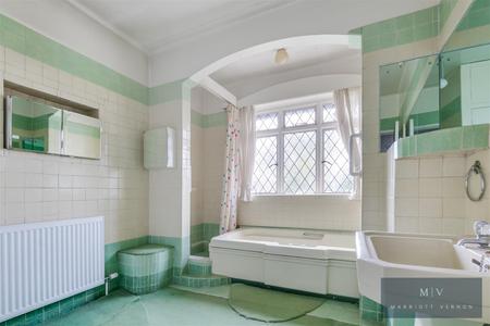 4 bedroom Detached house for sale in North Down, Sanderstead, CR2