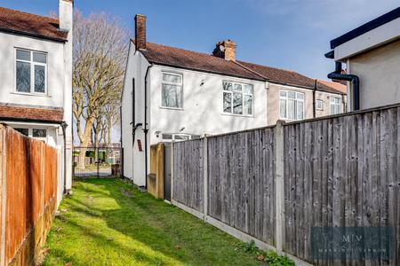 3 bedroom End of terrace house for sale in Bute Gardens, Wallington