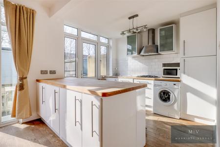 3 bedroom End of terrace house for sale in Bute Gardens, Wallington