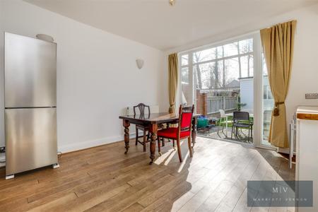 3 bedroom End of terrace house for sale in Bute Gardens, Wallington