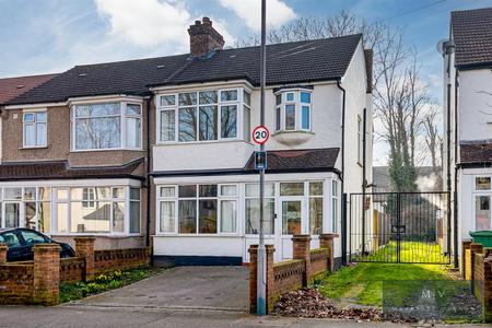 3 bedroom End of terrace house for sale in Bute Gardens, Wallington