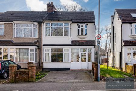 3 bedroom End of terrace house for sale in Bute Gardens, Wallington