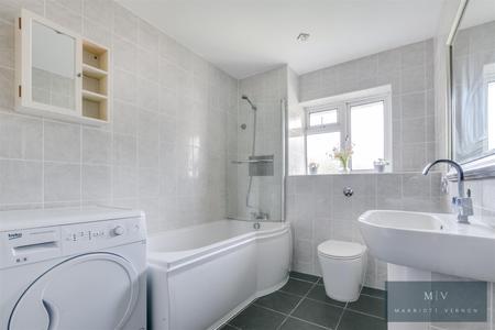 2 bedroom Flat for sale in Milton Road, Caterham