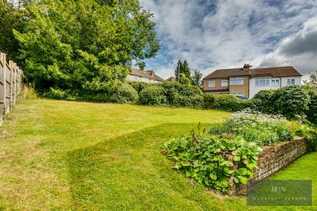 2 bedroom Flat for sale in Milton Road, Caterham