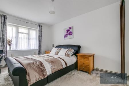 2 bedroom Flat for sale in Milton Road, Caterham
