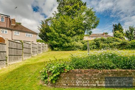 2 bedroom Flat for sale in Milton Road, Caterham