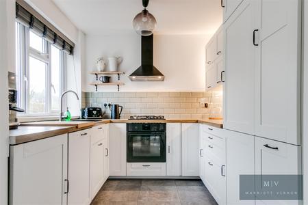 2 bedroom Flat for sale in Lower Barn Road, Purley