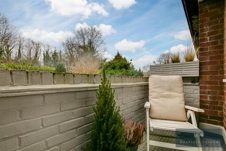 2 bedroom Flat for sale in Lower Barn Road, Purley