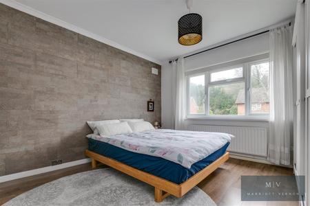 2 bedroom Flat for sale in Lower Barn Road, Purley