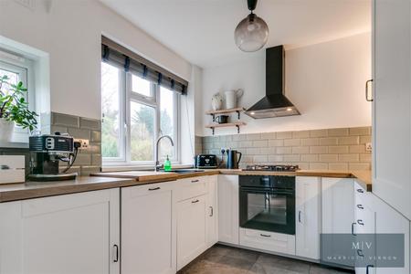 2 bedroom Flat for sale in Lower Barn Road, Purley