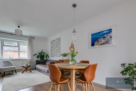 2 bedroom Flat for sale in Lower Barn Road, Purley