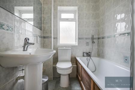 2 bedroom Flat for sale in Harewood Road, South Croydon