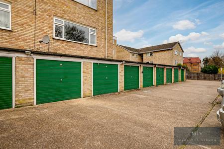 2 bedroom Flat for sale in Harewood Road, South Croydon