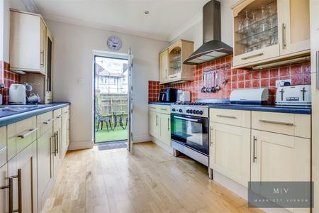 5 bedroom End of terrace house for sale in Linden Leas, West Wickham