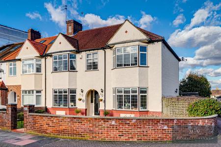 5 bedroom End of terrace house for sale in Linden Leas, West Wickham