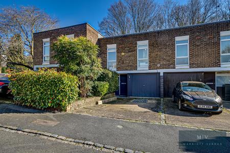 4 bedroom Terraced House for sale in Hunters Way, Croydon