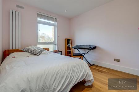 4 bedroom Terraced House for sale in Hunters Way, Croydon