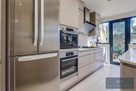 4 bedroom Terraced House for sale in Hunters Way, Croydon