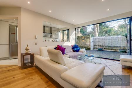 4 bedroom Terraced House for sale in Hunters Way, Croydon