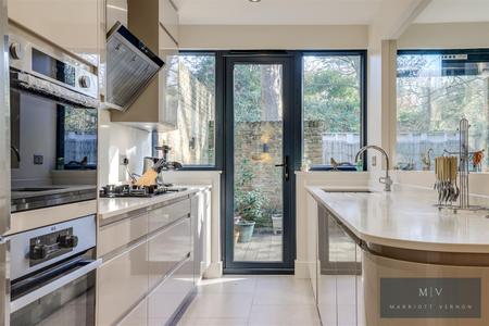 4 bedroom Terraced House for sale in Hunters Way, Croydon