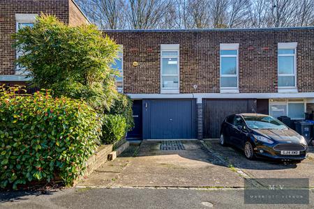 4 bedroom Terraced House for sale in Hunters Way, Croydon