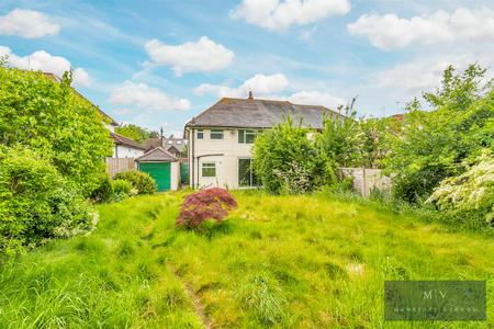 3 bedroom Semi-detached house for sale in Crest Road, South Croydon