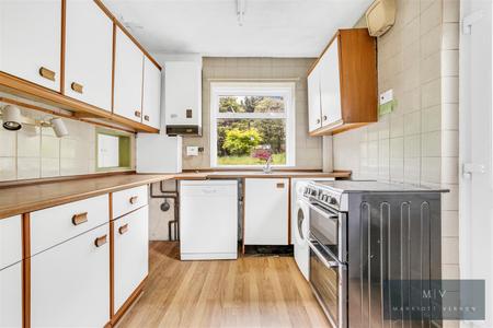 3 bedroom Semi-detached house for sale in Crest Road, South Croydon