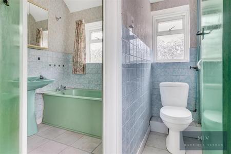 3 bedroom Semi-detached house for sale in Crest Road, South Croydon