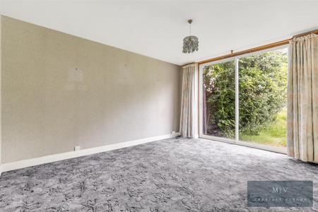 3 bedroom Semi-detached house for sale in Crest Road, South Croydon