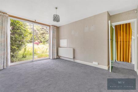 3 bedroom Semi-detached house for sale in Crest Road, South Croydon