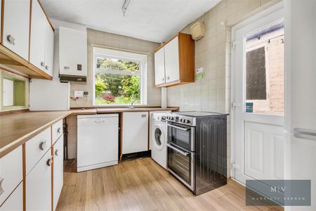 3 bedroom Semi-detached house for sale in Crest Road, South Croydon