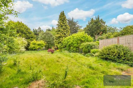3 bedroom Semi-detached house for sale in Crest Road, South Croydon
