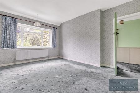 3 bedroom Semi-detached house for sale in Crest Road, South Croydon