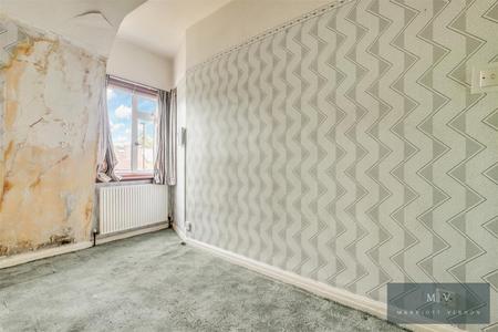 3 bedroom Semi-detached house for sale in Crest Road, South Croydon