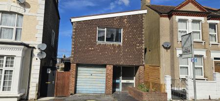 3 bedroom Detached house for sale in Grange Park Road, Thornton Heath