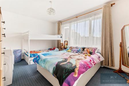 2 bedroom Flat for sale in Leyburn Gardens, Croydon