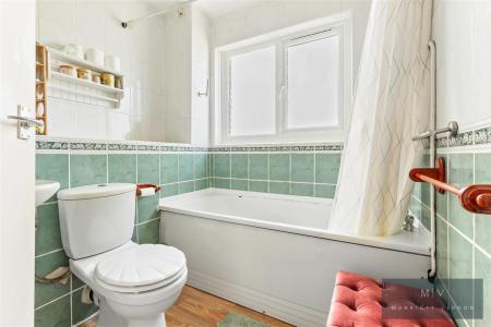 2 bedroom Flat for sale in Leyburn Gardens, Croydon