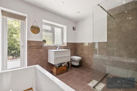 5 bedroom Semi-detached house for sale in Ingham Road, South Croydon