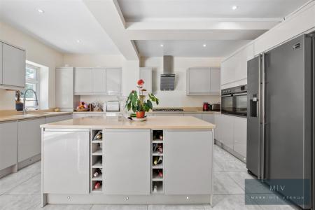 5 bedroom Semi-detached house for sale in Ingham Road, South Croydon