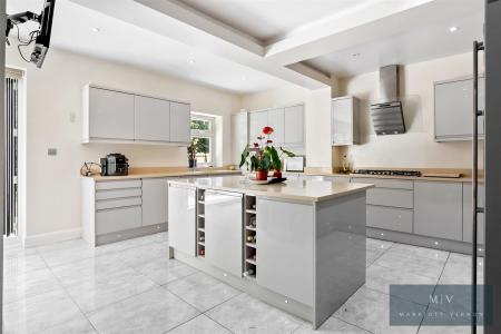 5 bedroom Semi-detached house for sale in Ingham Road, South Croydon
