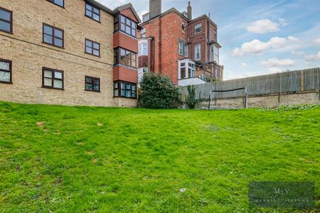 1 bedroom Flat for sale in Nottingham Road, South Croydon